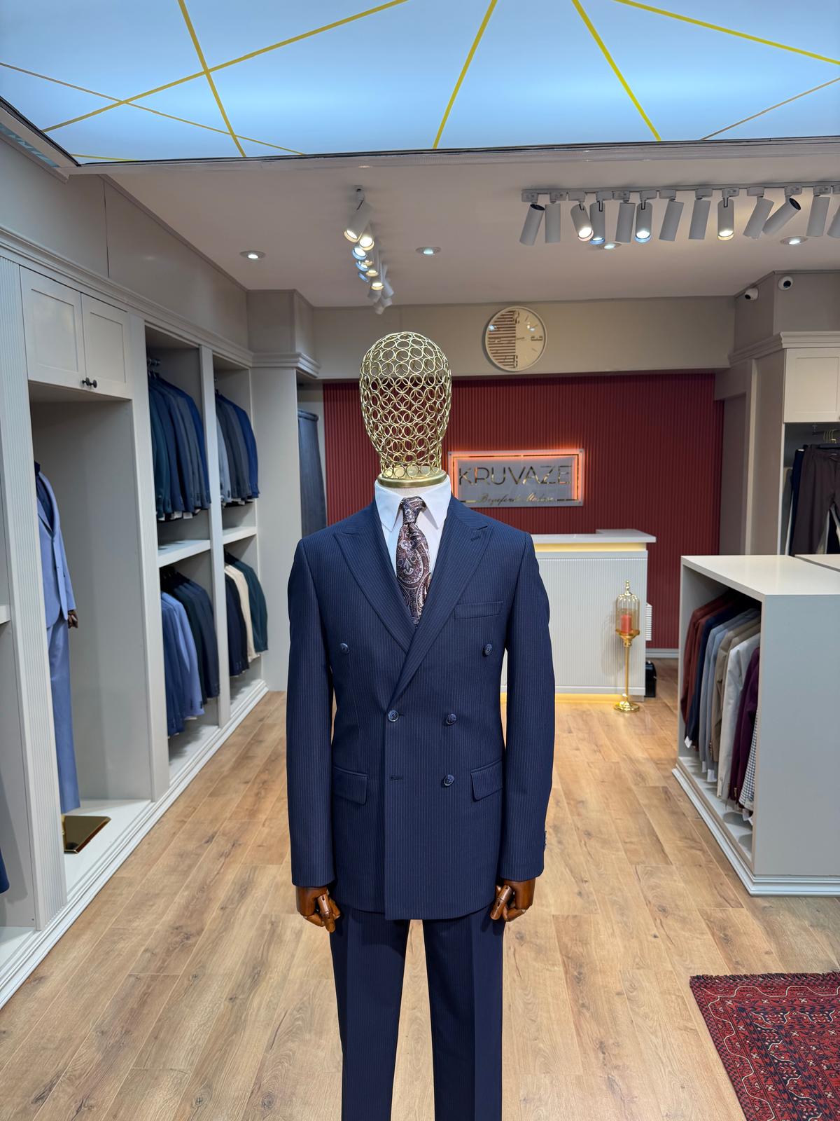 İnce Çizgili Lacivert Kruvaze Takım Elbise